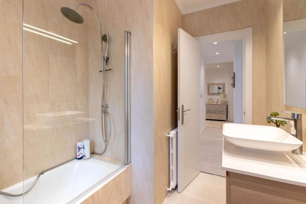Apartamento Luxury Centro Bilbao Garaje Buitenkant foto